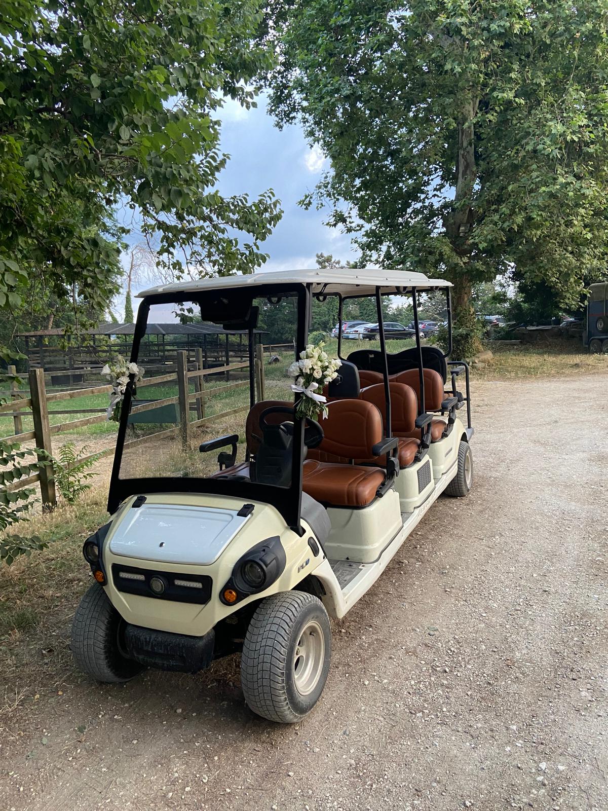 Düğün için süslenmiş golf arabası