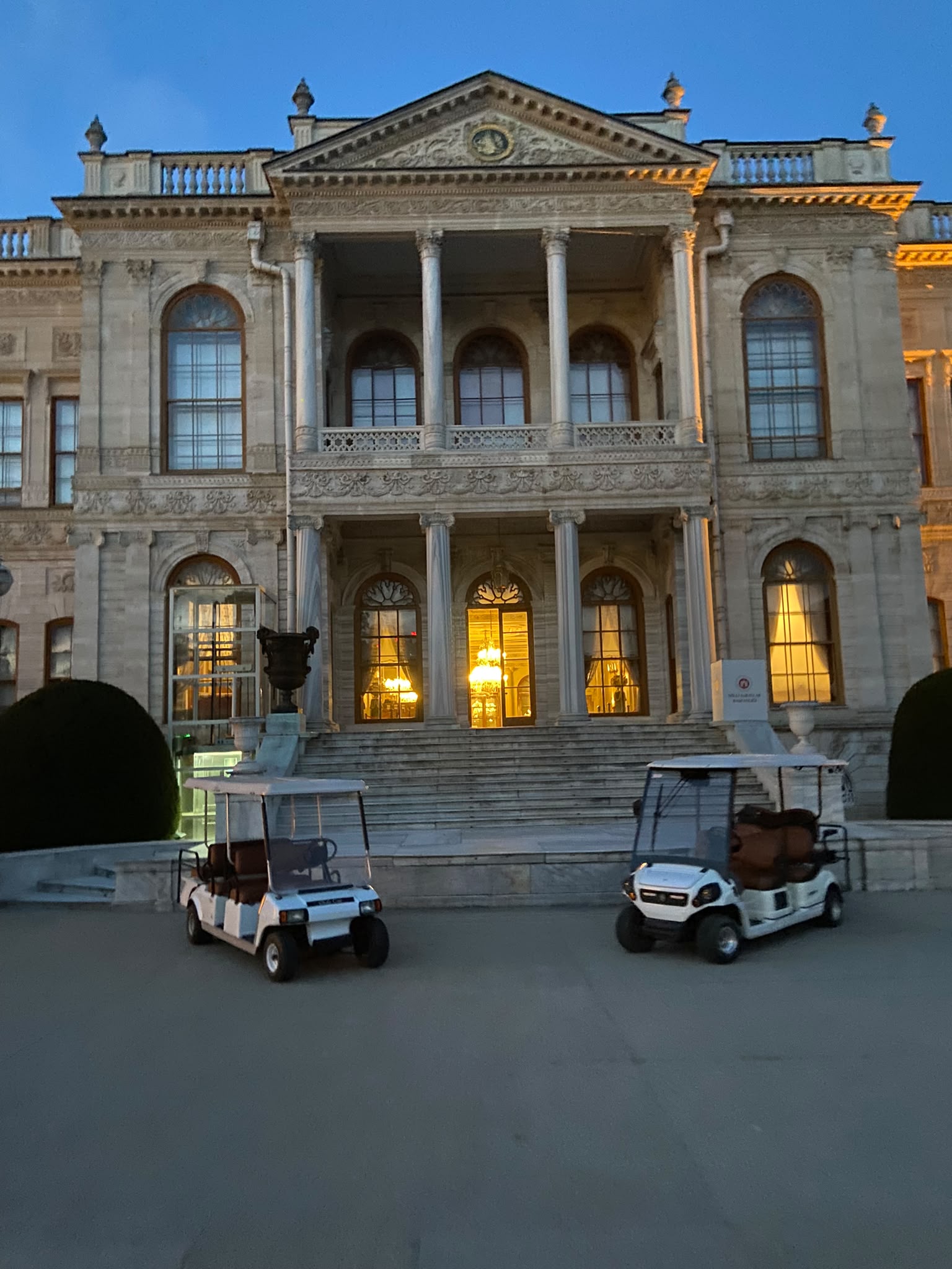 Tarihi mekan önünde MO golf arabaları
