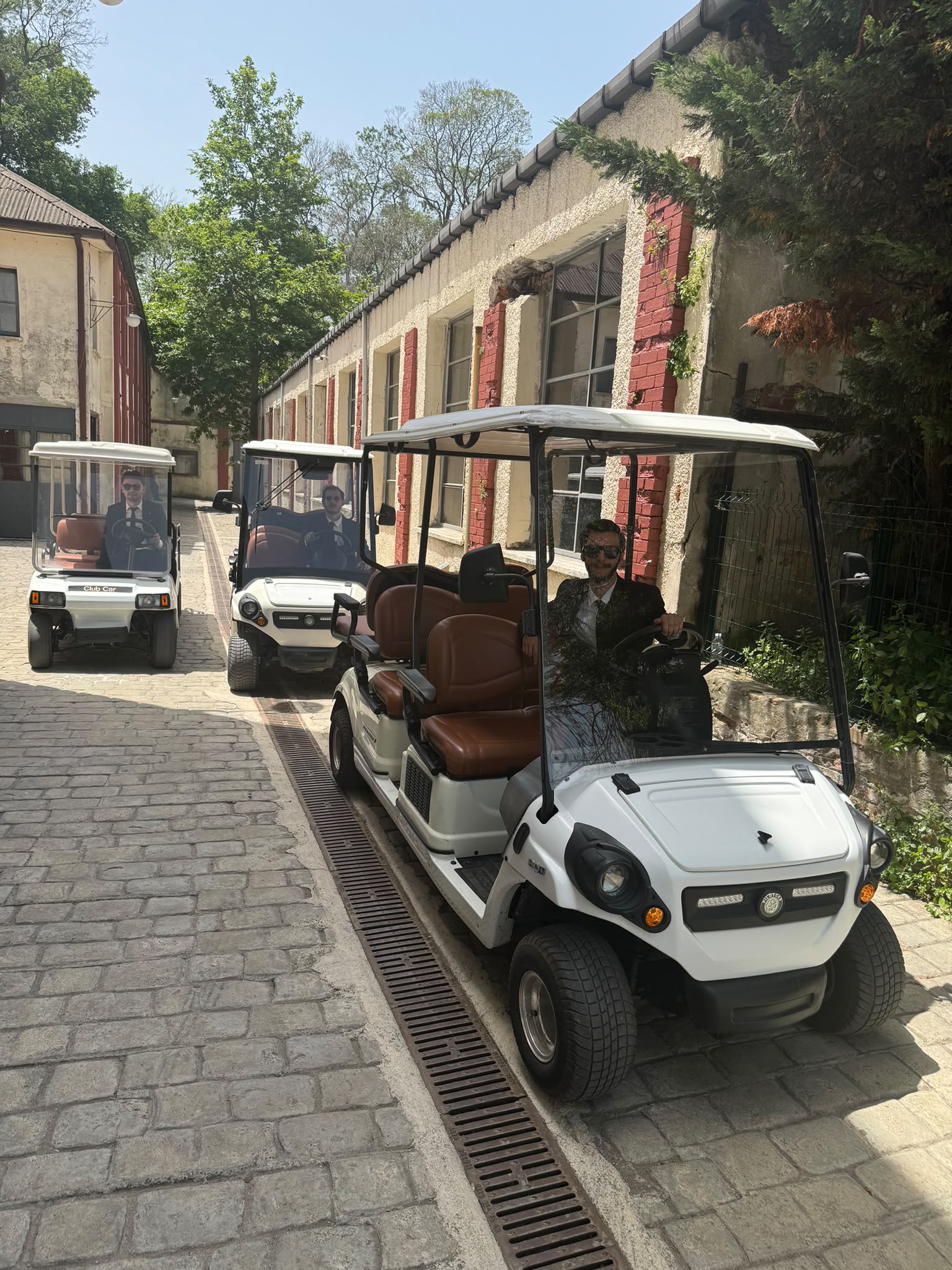Şoförlü MO golf arabası konvoyu