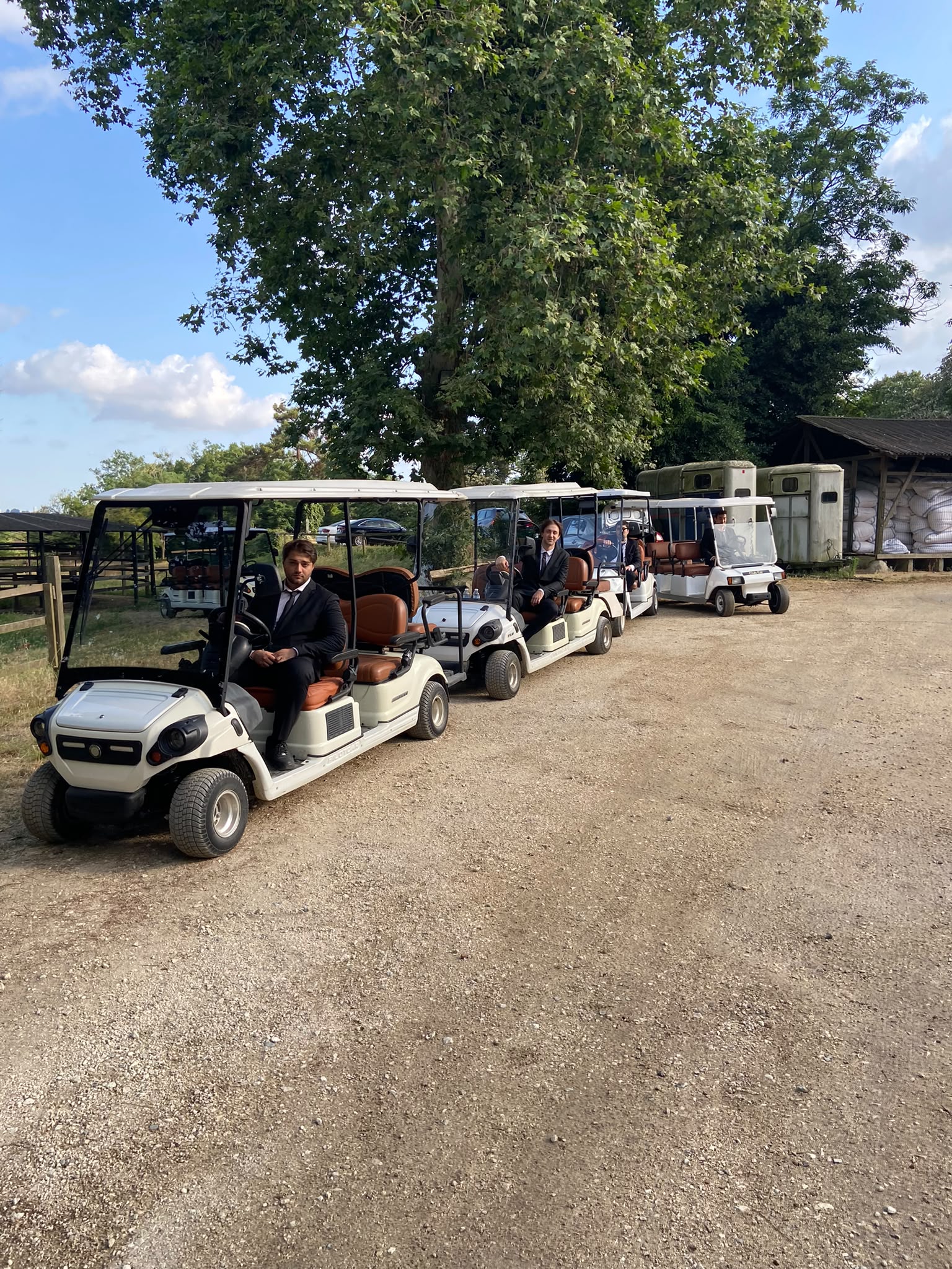 Teslimata hazır MO golf arabası filosu